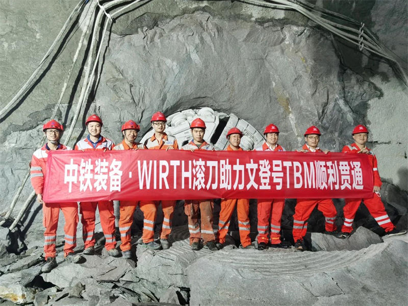 世界**臺超小轉(zhuǎn)彎半徑硬巖掘進(jìn)機(jī)
